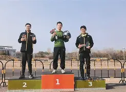 “逆境突破！-车手在极端环境下的生死较量”